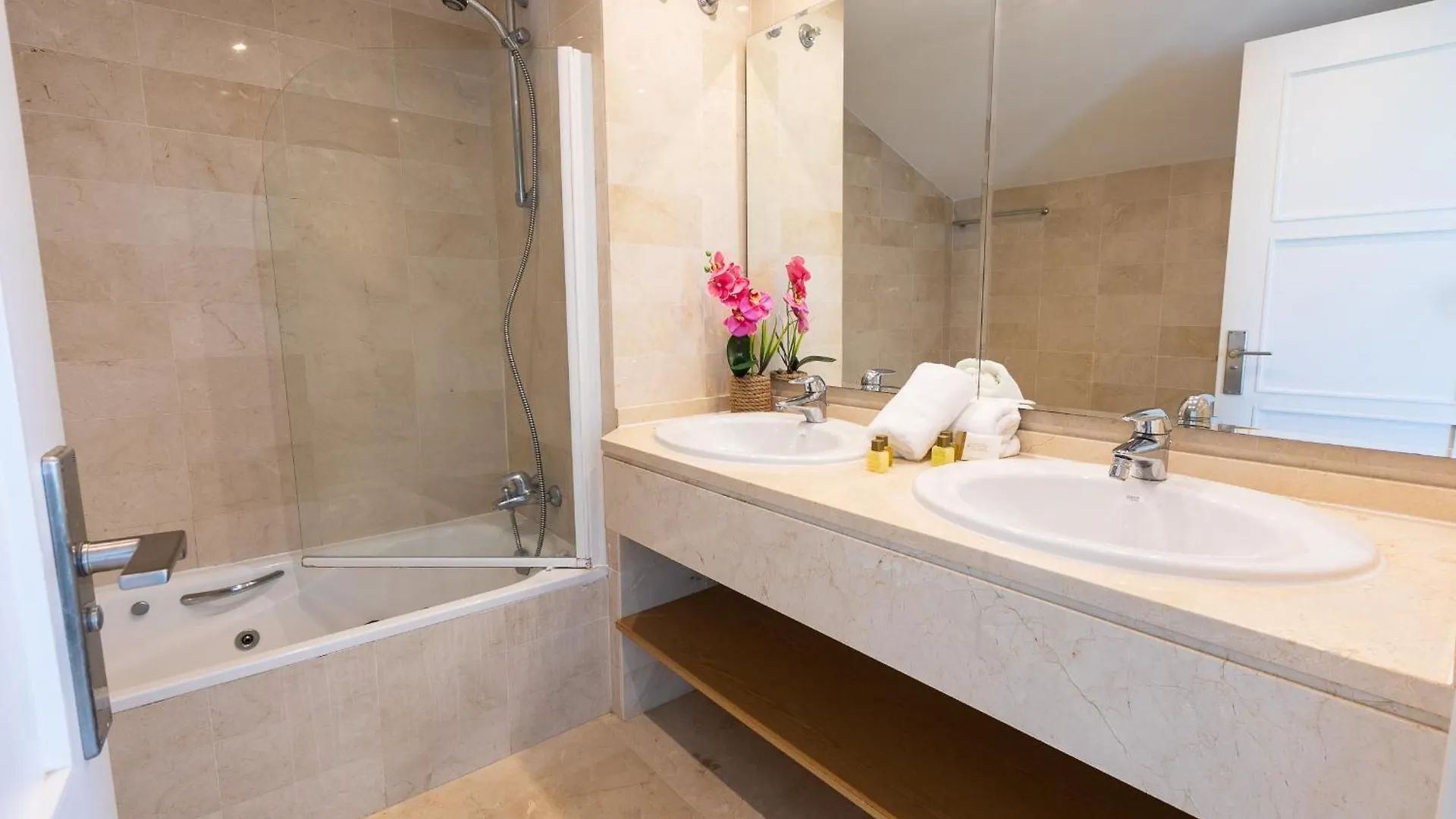 Vacation Marbella: Beachfront Duplex Penthouse with Sea View & Jacuzzi Apartment