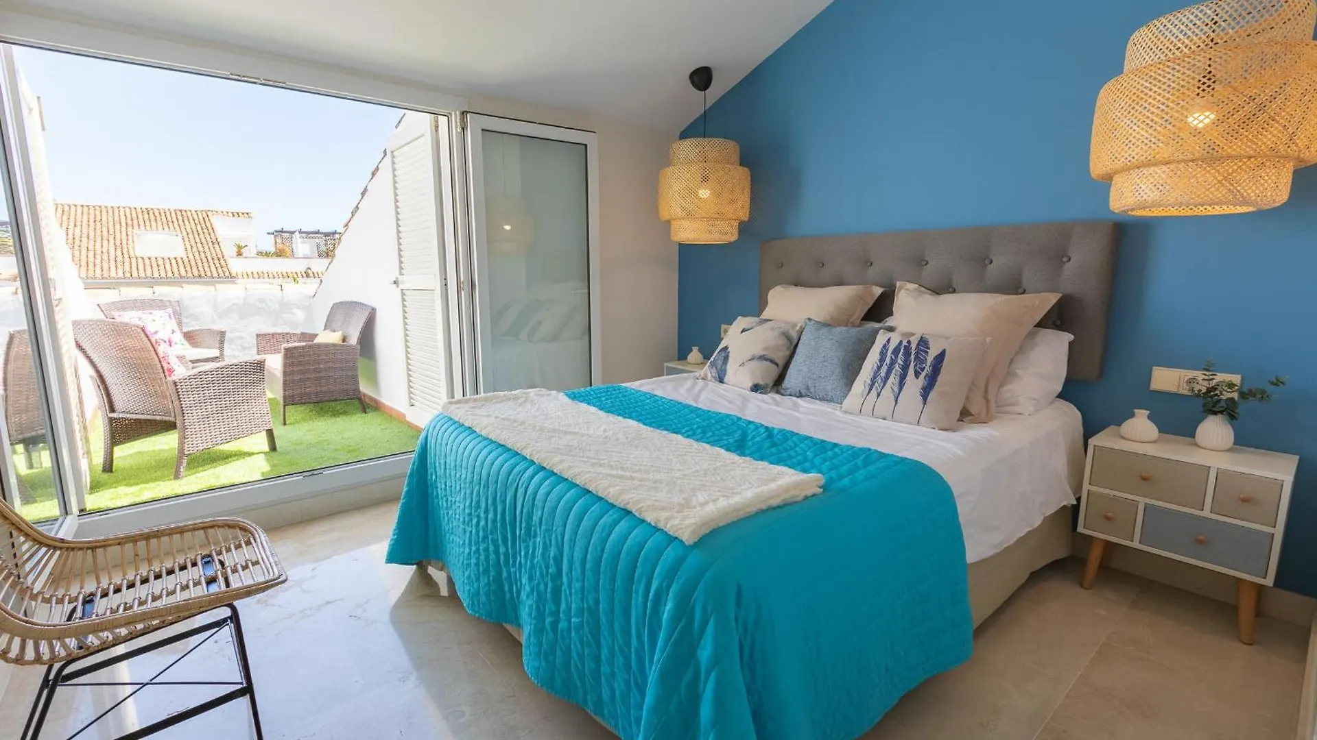 Vacation Marbella: Beachfront Duplex Penthouse with Sea View & Jacuzzi Apartment
