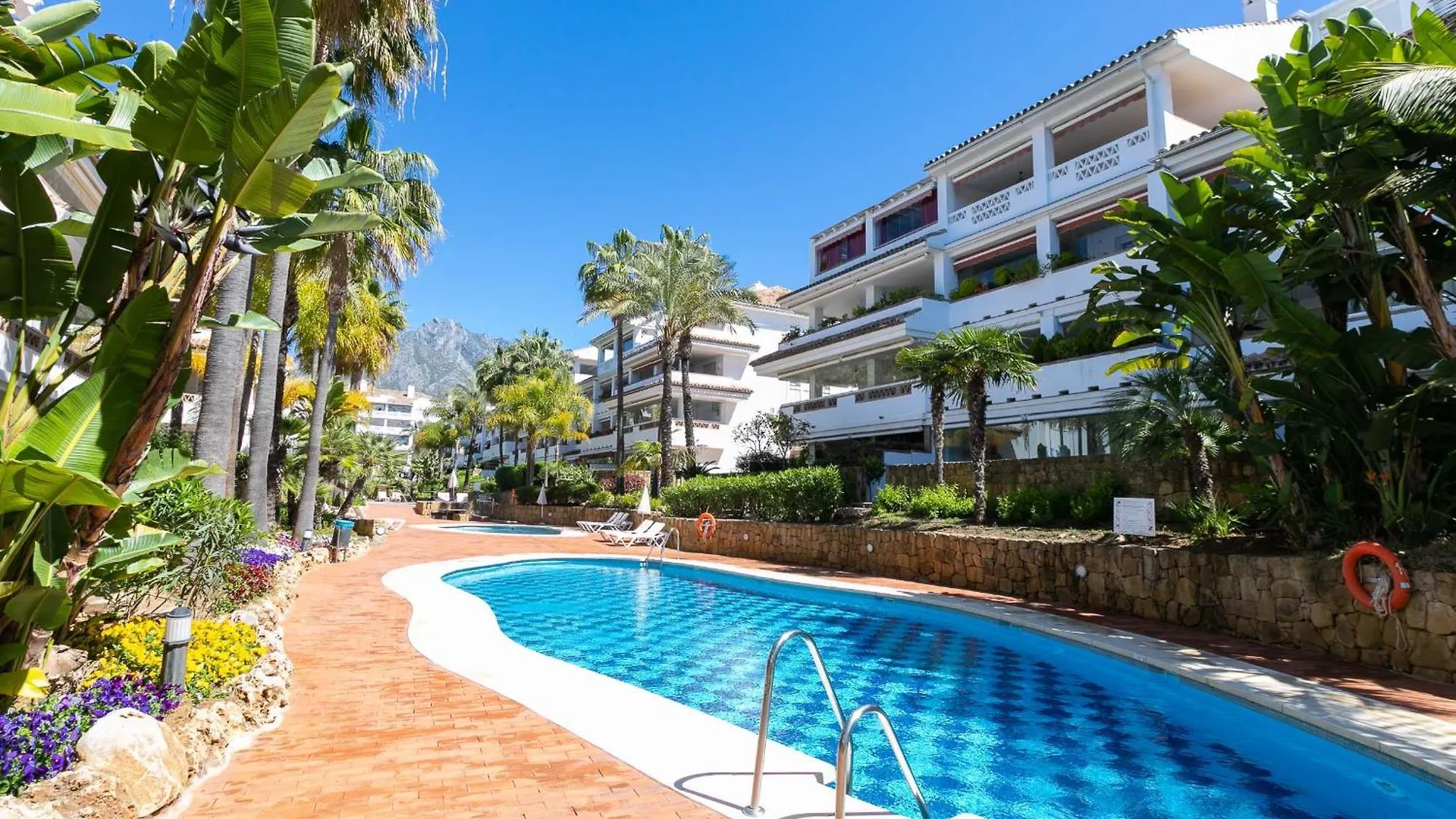 Vacation Marbella: Beachfront Duplex Penthouse with Sea View & Jacuzzi Apartment